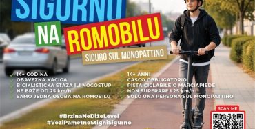 Dvoje djece na JEDNOM (prejakom) romobilu, na DRŽAVNOJ CESTI,  jedno i bez kacige