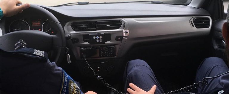 policajaci u vozilu