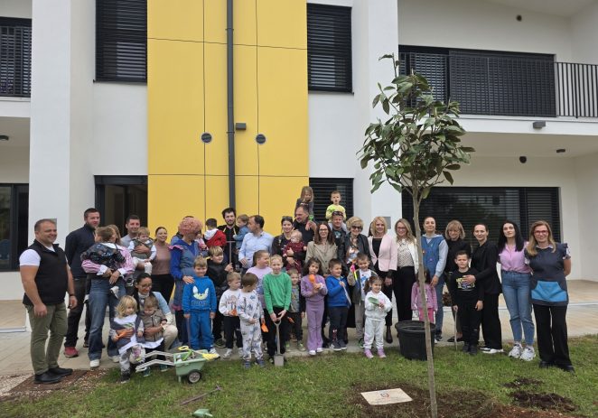 „Rastimo zajedno“: sadnjom generacijskih stabala obilježena prva godina Dječjeg vrtića „Poreč-Parenzo“