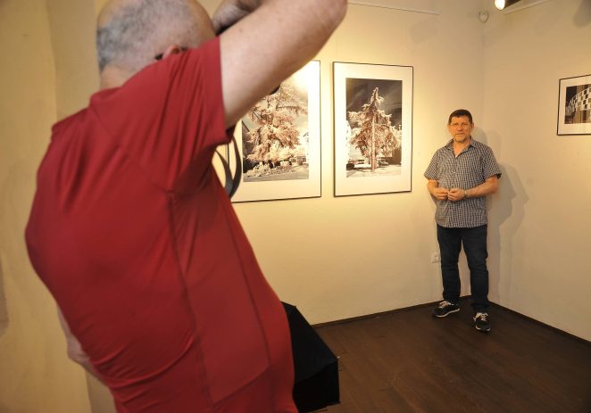 Član KAF Sv.Lovreč, Ermano Bančić otvorio je samostalnu izložbu u Galeriji Placa u Sv.Lovreču pod nazivom ‘Dijalog u infracrvenom’