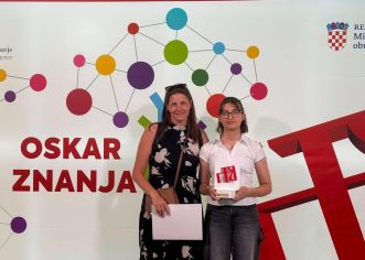 Oskar znanja u rukama Tihane Melon, učenice porečke srednje škole Mate Balota