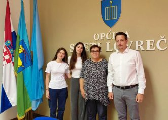 Lovrečke odlikašice na prijemu kod načelnika Siniše Terlevića