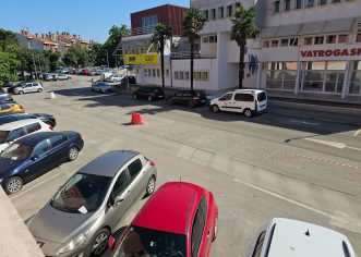VAŽNO ZA VOZAČE Novo uređenje parkiranja u Poreču: Širi se zona naplate, mijenjaju pravila za povlaštene karte