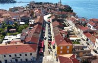Prilazne ulice prema Peškeri postaju pješačke zone u popodnevnim i noćnim satima, domicilnom stanovništvu osigurava se  parkirno mjesto u blizini doma