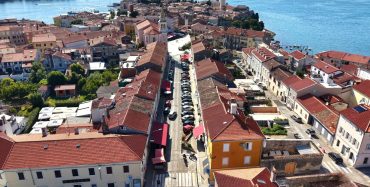 Prilazne ulice prema Peškeri postaju pješačke zone u popodnevnim i noćnim satima, domicilnom stanovništvu osigurava se  parkirno mjesto u blizini doma