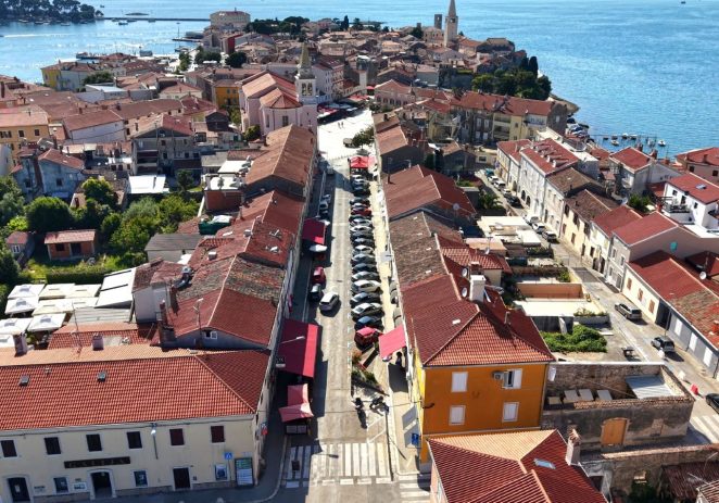 Prilazne ulice prema Peškeri postaju pješačke zone u popodnevnim i noćnim satima, domicilnom stanovništvu osigurava se  parkirno mjesto u blizini doma