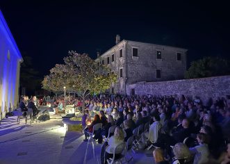Počinje „Kulturno ljeto u Funtani“: Gordan Gregurović Trio otvara sezonu koncertom posvećenim glazbenim velikanima