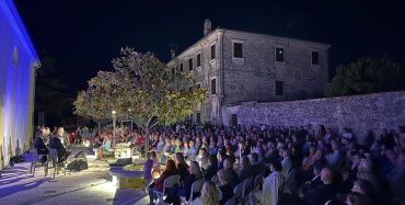 Počinje „Kulturno ljeto u Funtani“: Gordan Gregurović Trio otvara sezonu koncertom posvećenim glazbenim velikanima