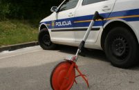 Na mostu Antenal probio zaštitnu ogradu, sletio vozilom u more i poginuo