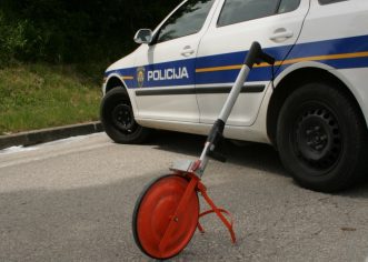 Na mostu Antenal probio zaštitnu ogradu, sletio vozilom u more i poginuo