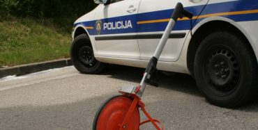 Na mostu Antenal probio zaštitnu ogradu, sletio vozilom u more i poginuo