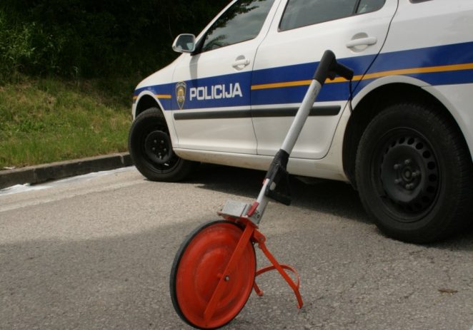 Na mostu Antenal probio zaštitnu ogradu, sletio vozilom u more i poginuo