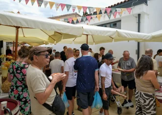 Miris pizze, craft pivo i glazba sa gramofonskih ploča obilježili srpanjsko izdanje Gušta Merkata na gradskoj tržnici Poreč