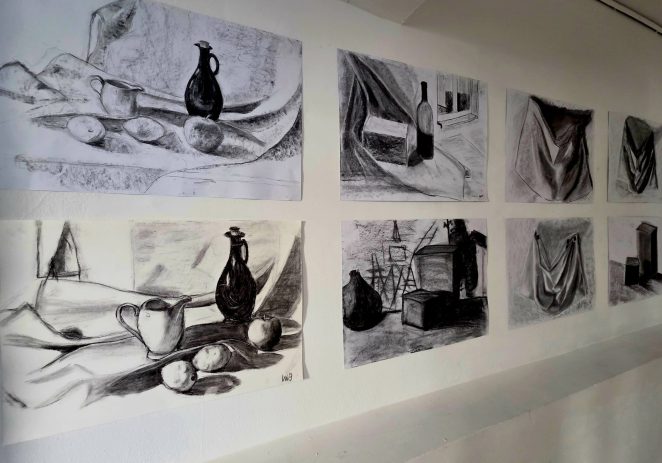 U Maloj galeriji otvorena skupna izložba polaznika Tečaja crtanja i slikanja pod nazivom SLIKARSKI ATELJE