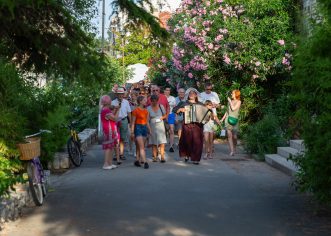 Posjetite izložbe Annale i opus Enza Cacciole, krenite u šetnju La mula de Parenzo i uživajte uz čarobni show Mystic Forest i glazbu Music on the Square