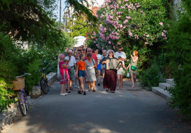 Posjetite izložbe Annale i opus Enza Cacciole, krenite u šetnju La mula de Parenzo i uživajte uz čarobni show Mystic Forest i glazbu Music on the Square