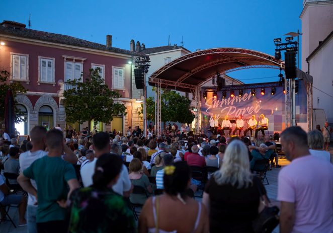 Klapa Iskon oduševila publiku na Trgu slobode i ispunila porečku večer emocijama i pjesmom
