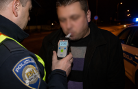 Vozio motor pod utjecajem alkohola od 2.40 promila pa udario u auto