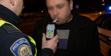 Vozio motor pod utjecajem alkohola od 2.40 promila pa udario u auto
