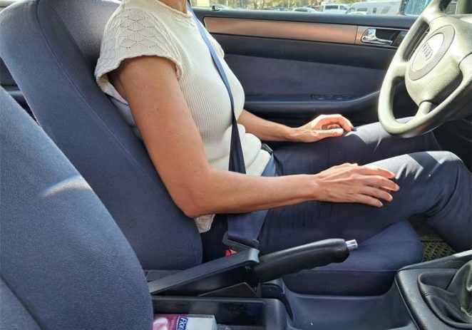 U Zelenoj Laguni prešla na suprotnu stranu kolnika, udarila u teretni automobil i izletjela kroz prozor suvozača :(