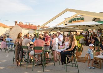 Ljeto u Kašteliru još traje – dva nova Friday Tastinga donose lokalne okuse, glazbu i druženje