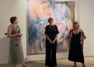 U Maloj galeriji Pučkog otvorenog učilišta Poreč otvorena je prva samostalna izložba mlade umjetnice Janis Beletić pod nazivom „Slikam, dakle jesam!“.