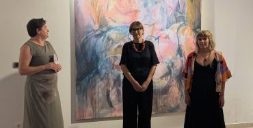 U Maloj galeriji Pučkog otvorenog učilišta Poreč otvorena je prva samostalna izložba mlade umjetnice Janis Beletić pod nazivom „Slikam, dakle jesam!“.