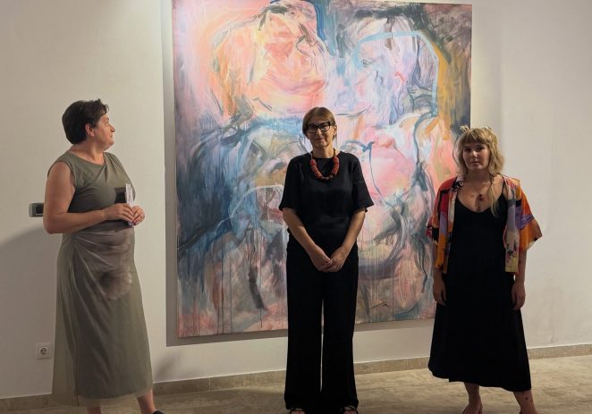 U Maloj galeriji Pučkog otvorenog učilišta Poreč otvorena je prva samostalna izložba mlade umjetnice Janis Beletić pod nazivom „Slikam, dakle jesam!“.