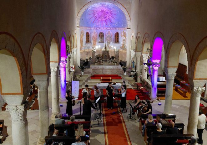 Glazbena čarolija u Svetom Lovreču: Komorni orkestar „Muzikon“ oduševio publiku u bazilici sv. Martina
