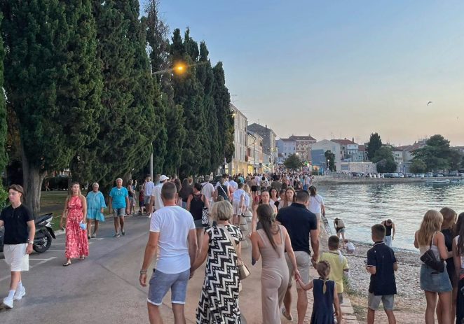Poreč u prvih 15 dana kolovoza: 73.000 turističkih dolazaka i 450.000 noćenja, dnevno oko 30.000 gostiju