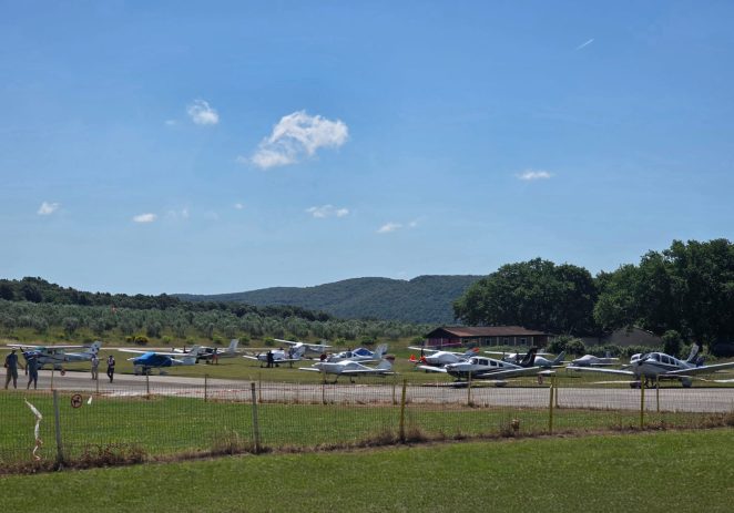 Priopćenje za javnost iz Aerokluba Vrsar: “Pedeset godina gradili smo aerodrom vlastitim novcem. Općinske vlasti nisu dale ni centa, ali nas žele izbaciti”