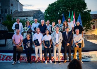Dva desetljeća samostalne Općine Funtana obilježena priznanjima zaslužnima i emotivnim oproštajem od župnika