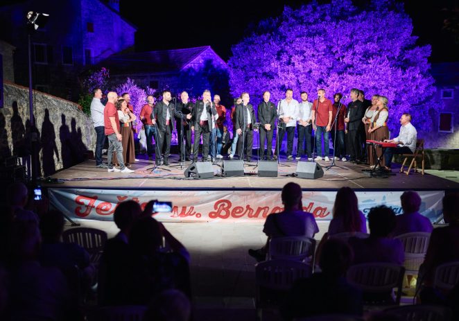 Klapskom večeri započela je Fešta sv. Bernarda u Funtani – slijede Maja Šuput, Petar Grašo, kazalište i cjelodnevna zabava