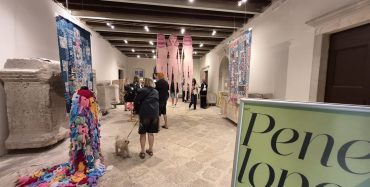 U Zavičajnom muzeju Poreštine – Museo del territorio parentino otvorena izložba suvremene tekstilne umjetnosti „Nit Penelope”