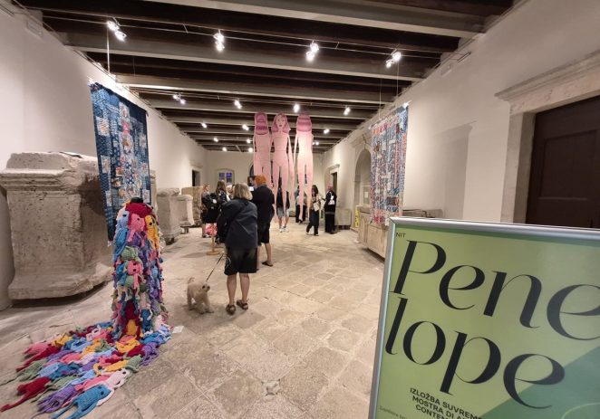 U Zavičajnom muzeju Poreštine – Museo del territorio parentino otvorena izložba suvremene tekstilne umjetnosti „Nit Penelope”