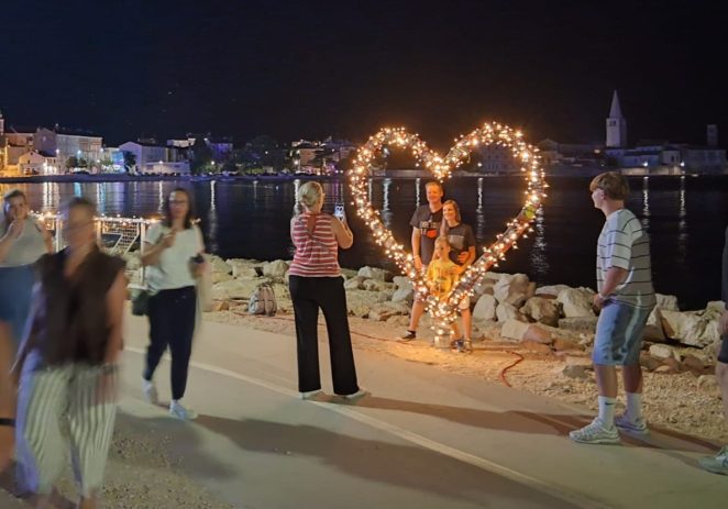 Srce na porečkoj Peškeri zasjalo u zlatnom svjetlu nade i podrške najmlađima koji se bore s malignim bolestima