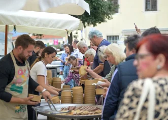 Na porečkoj tržnici finale „Gušta Merkata“: Tradicionalni istarski pijat i metarski tiramisu za kraj uspješne sezone