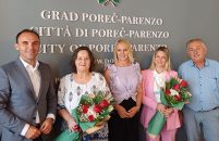 U uredu gradonačelnika održan prijem za dugogodišnju ravnateljicu TOŠ „Bernardo Parentin“ Ester Zarli povodom odlaska u mirovinu