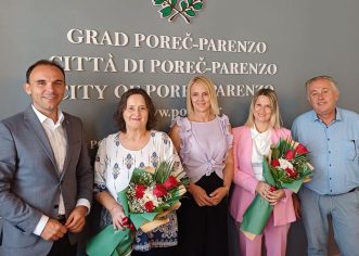 U uredu gradonačelnika održan prijem za dugogodišnju ravnateljicu TOŠ „Bernardo Parentin“ Ester Zarli povodom odlaska u mirovinu