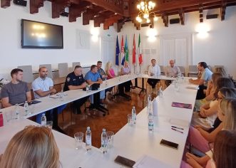 U porečkim školama  gotovo 2000 učenika: održan sastanak predstavnika škola, policije i gradske uprave  povodom početka školske godine