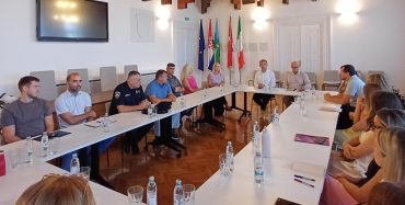 U porečkim školama  gotovo 2000 učenika: održan sastanak predstavnika škola, policije i gradske uprave  povodom početka školske godine
