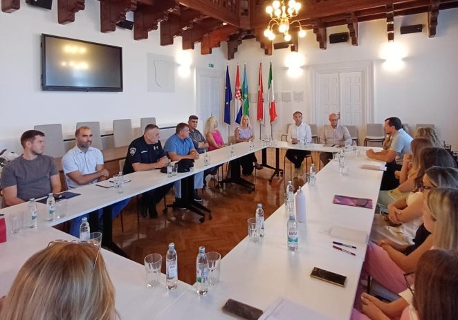 U porečkim školama  gotovo 2000 učenika: održan sastanak predstavnika škola, policije i gradske uprave  povodom početka školske godine