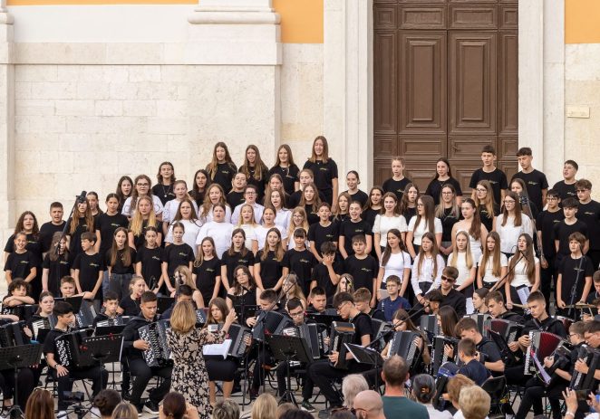 „Harmonikaški orkestar i zbor u našem gradu“ u četvrtak, 24. rujna na Trgu slobode