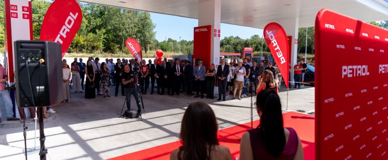 Uzvanici na svečanom otvorenju 600. prodajnog mjesta Petrola u Poreču