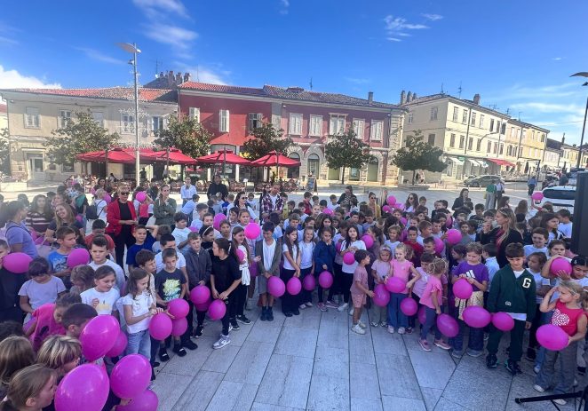 MAMA BUDI ZDRAVA poručili su porečki mališani danas sa Trga slobode povodom obilježavanja Mjeseca ružičaste vrpce