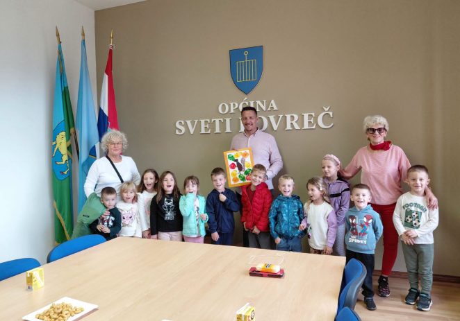 Lovrečki mališani posjetili načelnika Sinišu Terlevića i djelatnike Općine Sv. Lovreč