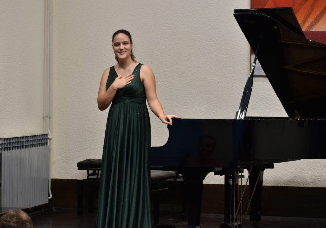Virtuozna večer klasične glazbe: Mlada pijanistica Lara Makovac očarala publiku u Umjetničkoj školi Poreč