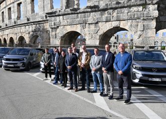 Osam novih kombi vozila za Sportske zajednice u Istri, jedno i za SZ Grada Poreča