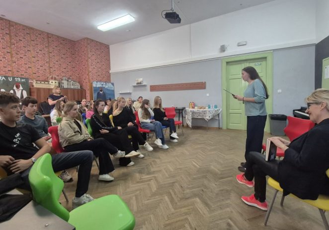 Tople i snažne priče za porečke učenike na “Putevima knjižnice na kotačima”