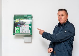 Na ulazu u sportsku dvoranu u Kaštelir-Labincima postavljen defibrilator